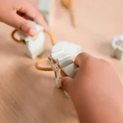 Animales de madera para coser y enhebrar Pequeña Granja (11) - Little Dutch