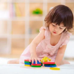 Apilable de madera con 4 formas geométricas - PlanToys