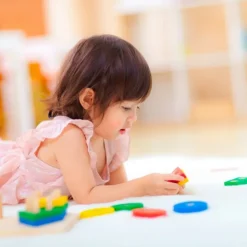 Apilable de madera con 4 formas geométricas - PlanToys