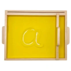 Bandeja de madera con arena y alisador - Montessori