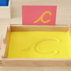 Bandeja de madera con arena y alisador - Montessori