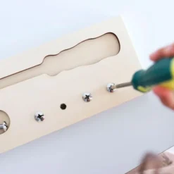 Base madera con destornillador y tornillos - Montessori
