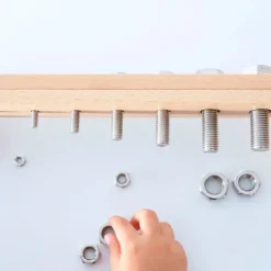 Base madera con tuercas y tornillos - Montessori
