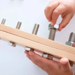 Base madera con tuercas y tornillos - Montessori