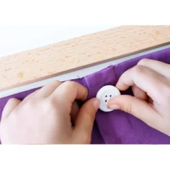 Bastidor de madera con botones grandes - Montessori