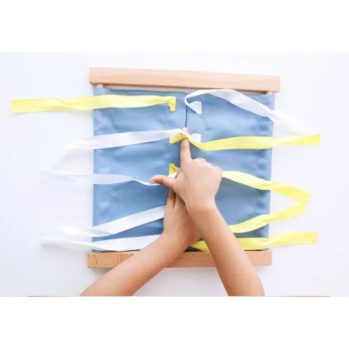 Bastidor de madera con lazos - Montessori