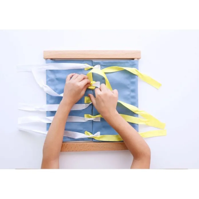 Bastidor de madera con lazos - Montessori