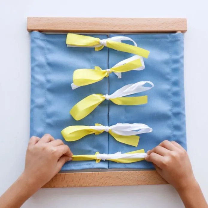 Bastidor de madera con lazos - Montessori
