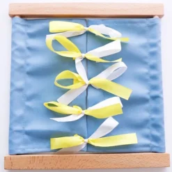 Bastidor de madera con lazos - Montessori