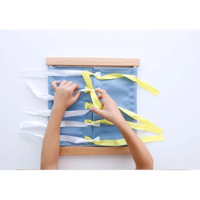 Bastidor de madera con lazos - Montessori