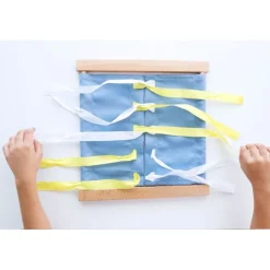 Bastidor de madera con lazos - Montessori