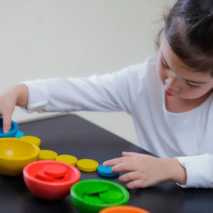 Boles de madera para clasificación de colores - PlanToys