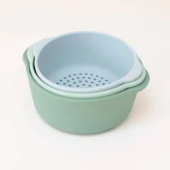 Boles y colador de silicona verde y azul para bandeja Play Tray (3) - Inspire My Play