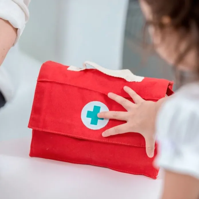 Bolso-maletín médico con accesorios de madera - PlanToys