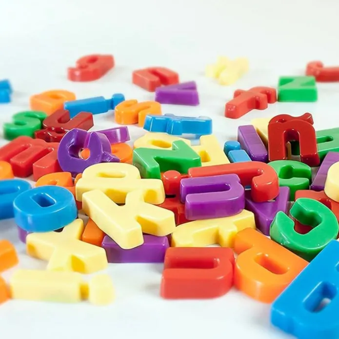 Bote con letras abecedario minúsculas magnéticas (154) - Miniland