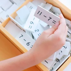 Caja de madera grande con operaciones para restar - Montessori