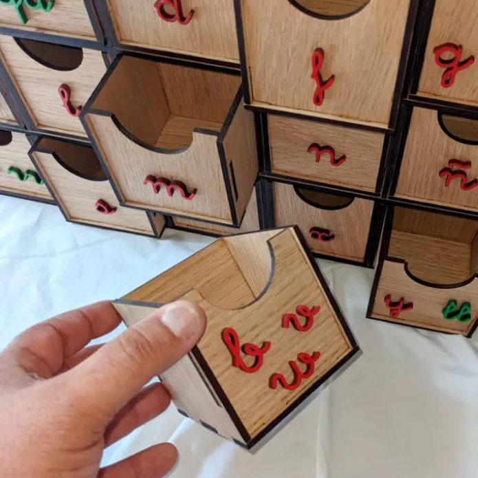 Caja de madera para clasificar sonidos Montessori mayúsculas - R-cre@