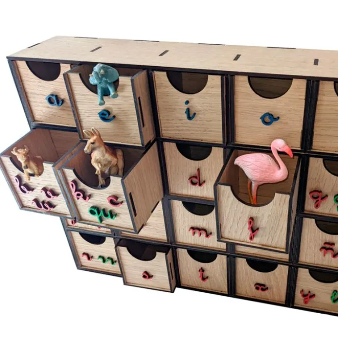 Caja de madera para clasificar sonidos Montessori mayúsculas - R-cre@