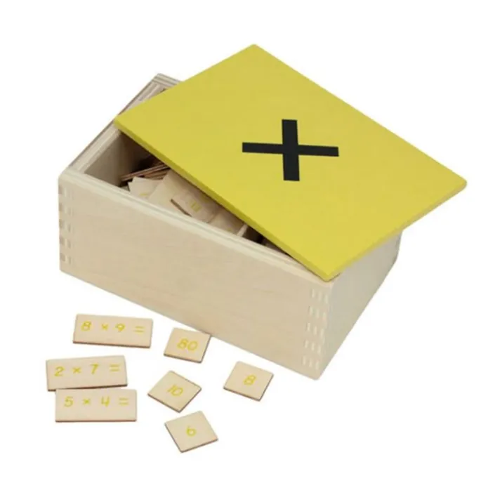 Caja de madera pequeña con operaciones para multiplicar - Montessori