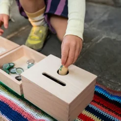Caja de permanencia de madera con ranura y orificio - Grapat
