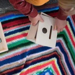 Caja de permanencia de madera con ranura y orificio - Grapat