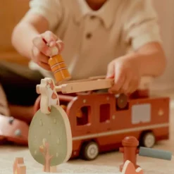 Camión de bomberos con muñecos y accesorios de madera - Little Dutch