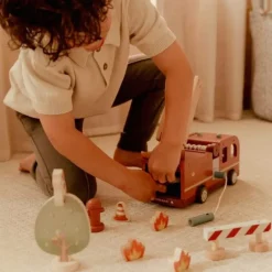 Camión de bomberos con muñecos y accesorios de madera - Little Dutch