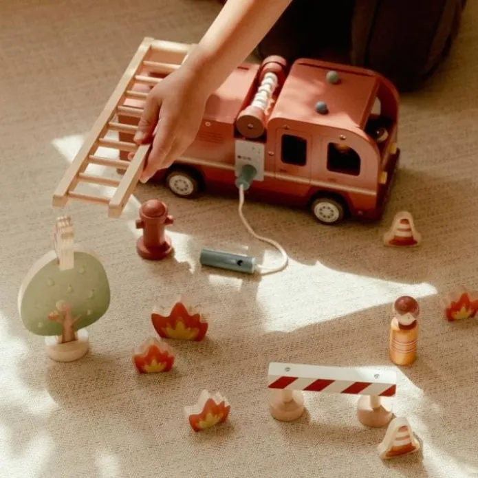 Camión de bomberos con muñecos y accesorios de madera - Little Dutch