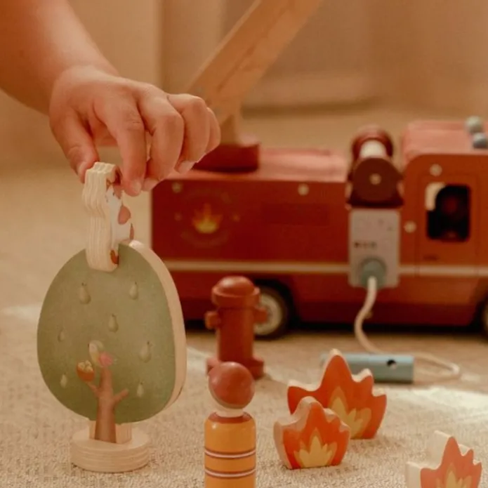 Camión de bomberos con muñecos y accesorios de madera - Little Dutch