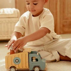 Camión volquete con muñecos y accesorios de madera - Little Dutch