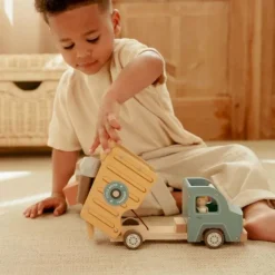 Camión volquete con muñecos y accesorios de madera - Little Dutch