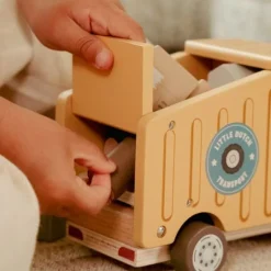Camión volquete con muñecos y accesorios de madera - Little Dutch