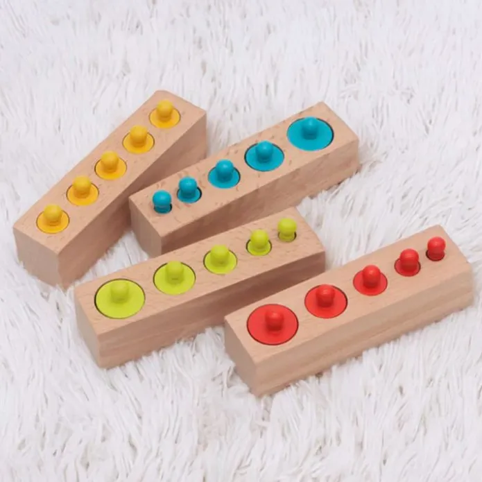 Cilindros de colores con botón Montessori (24) - Edukalu