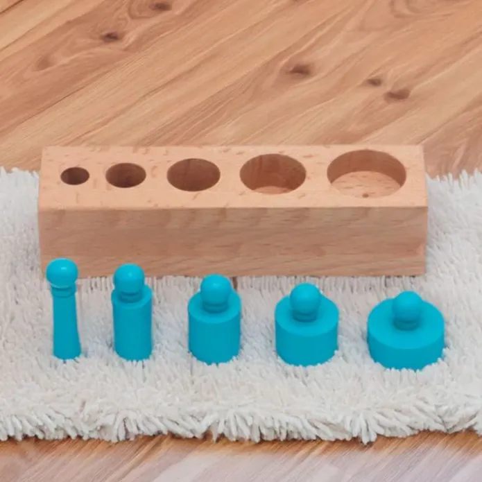 Cilindros de colores con botón Montessori (24) - Edukalu
