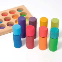 Cilindros de madera para encajar y construir colores arcoíris (12) - Grimm's
