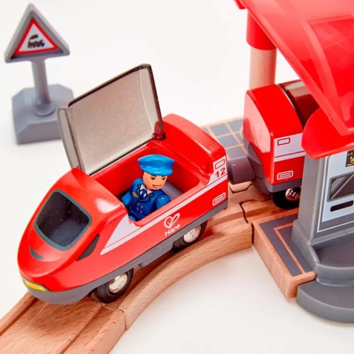 Circuito de madera con estación de ferrocarril - Hape