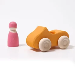 Coche de madera amarillo con muñeco - Grimm's