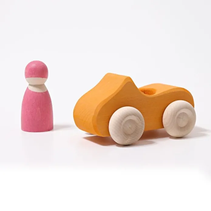Coche de madera amarillo con muñeco - Grimm's