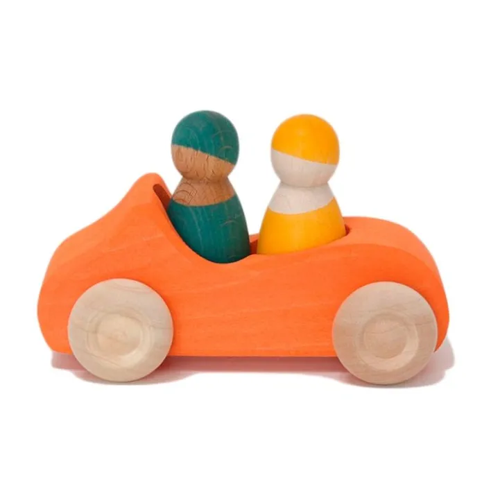 Coche de madera naranja con muñecos - Grimm's
