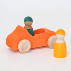 Coche de madera naranja con muñecos - Grimm's