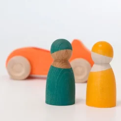 Coche de madera naranja con muñecos - Grimm's