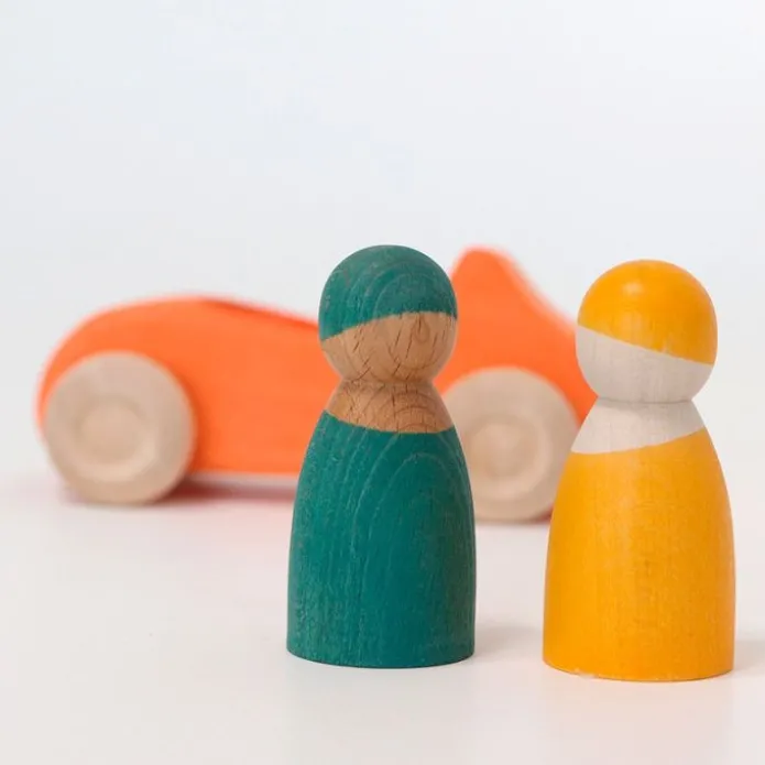 Coche de madera naranja con muñecos - Grimm's