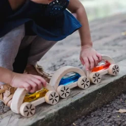 Coche de madera sensorial con líquido azul - PlanToys