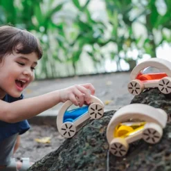 Coche de madera sensorial con líquido rojo - PlanToys
