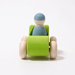 Coche de madera verde con muñeco - Grimm's