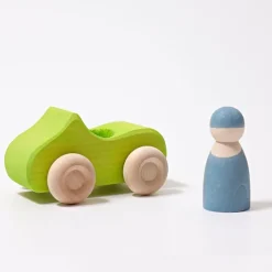 Coche de madera verde con muñeco - Grimm's