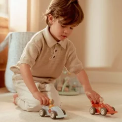 Coches de carreras de propulsión y muñecos de madera (2) - Little Dutch