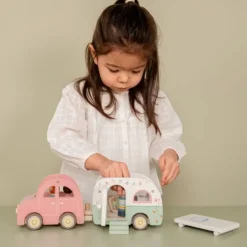 Coche y caravana de madera con 3 muñecos - Little Dutch