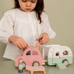 Coche y caravana de madera con 3 muñecos - Little Dutch
