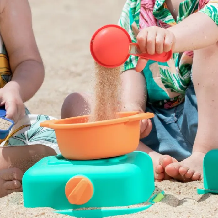 Cocinita portátil con moldes para arena - Hape